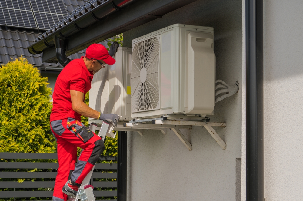 Professional,Caucasian,Hvac,Worker,In,His,40s,Performing,Heat,Pump