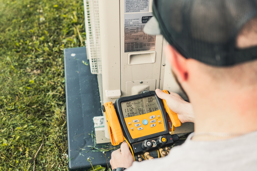 Hvac,Service,Technician,Checking,Pressures,With,Digital,Gauges,On,A