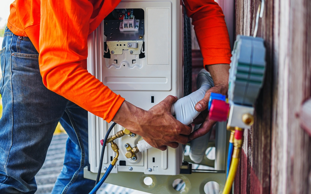 Air,Conditioning,Technicians,Install,New,Compressor,Air,In,Homes,,Repairman